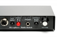 Panel sterowania przełącznika mikrofonów MFJ-1263 posiada wjście audio i kontrolę jego głośności - potencjometr VOLUME